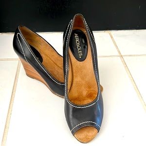 Aerosoles black and tan leather w/ wood wedge peep toe heels - 7.5 M - VGUC